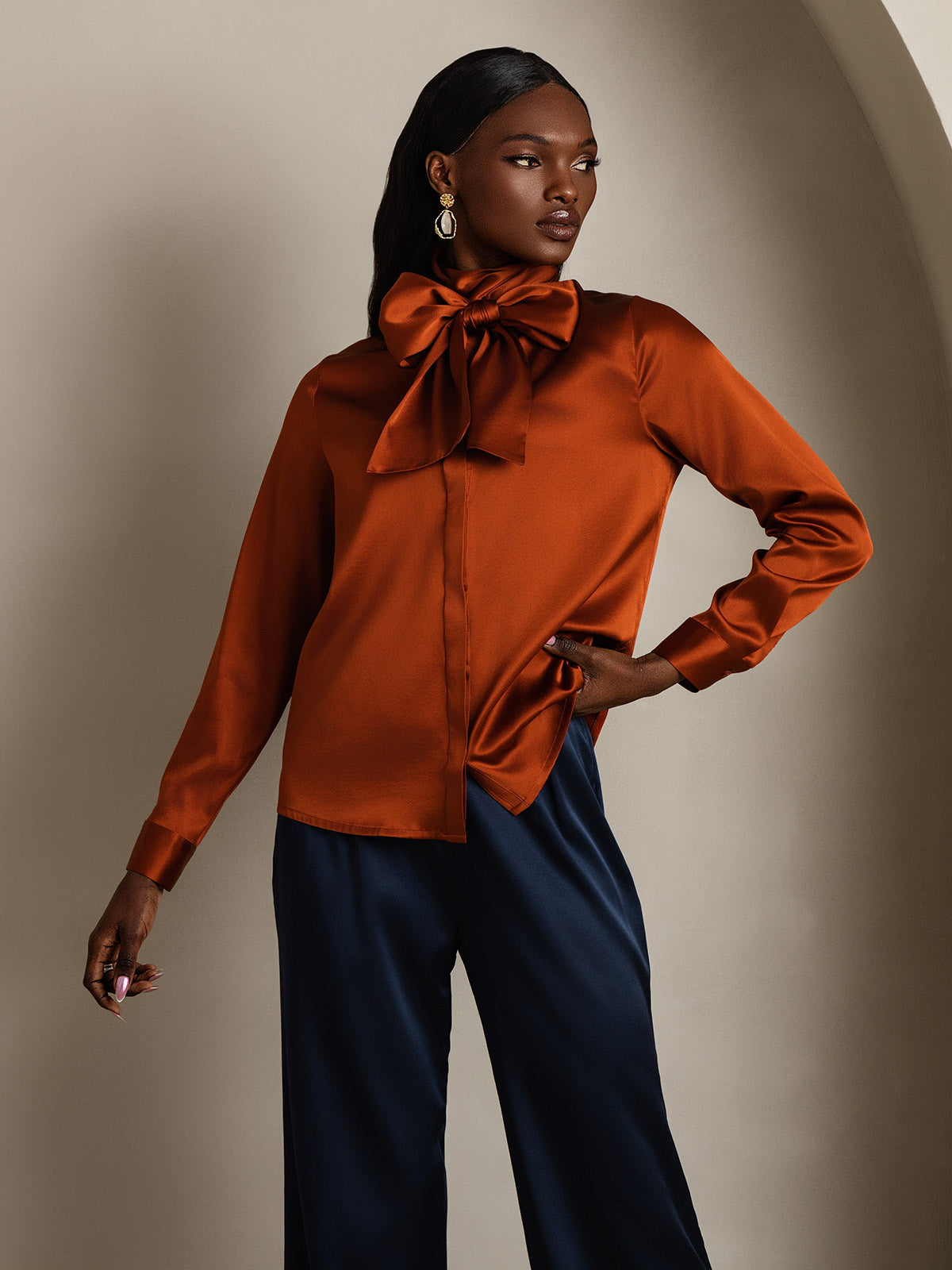 [الكراميل] SilkSilky-SA 19Momme الحرير الأكمام الطويلة تعادل الرقبة بلوزة 003