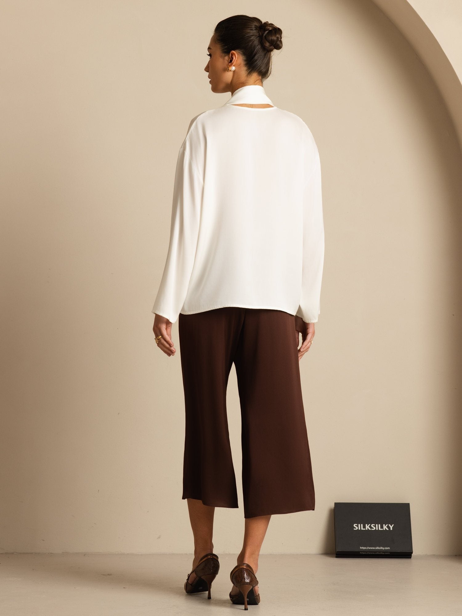 [أبيض] SilkSilky-SA 19Momme الحرير الأكمام الطويلة رقبة على شكل حرف V بلوزة 002