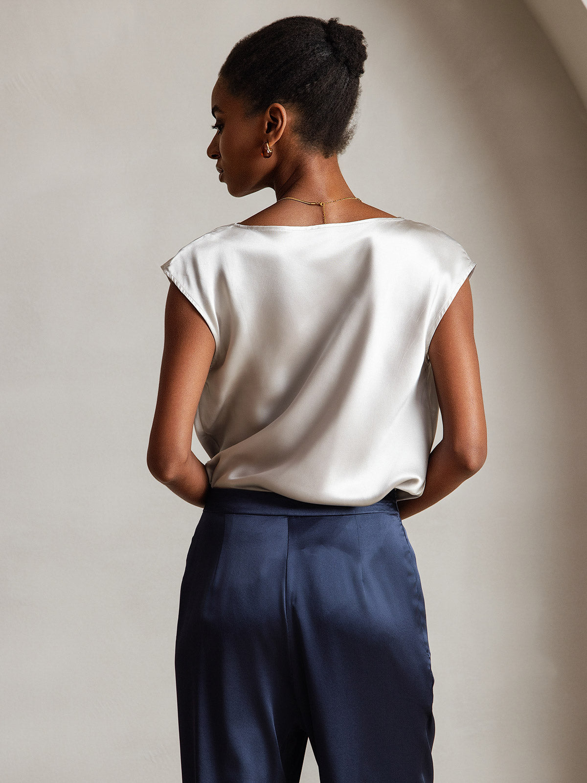 [رمادي فاتح] SilkSilky-SA 19Momme الحرير فتحة عنق بثنيات ملفوفة تي شيرت نسائية 002,