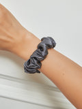 SilkSilky-SA-19Momme-الحرير-الخالص-Scrunchie-الرمادي-الداكن-001